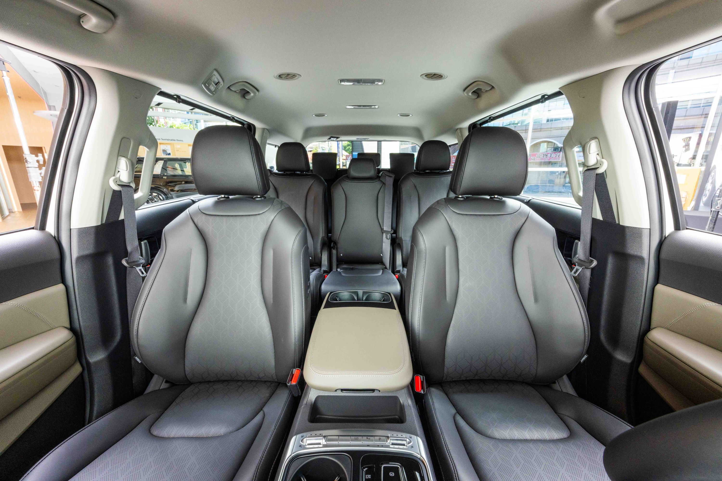 4. 全功能豪華休旅Kia The new Carnival憑藉典雅外型與奢華舒適兼具的寬敞車內空間，成為層峰車主心中首選的移動頭等艙。